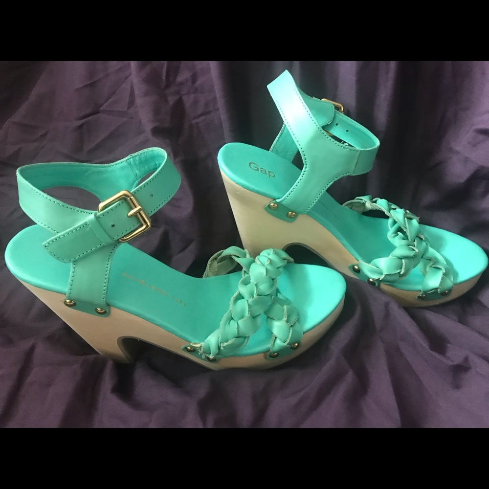 Gap wooden heals